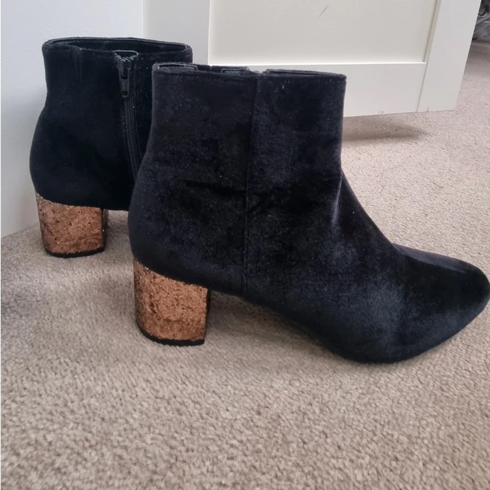Elegant Black Velvet Heeled Boots